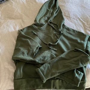 Nice Alo sweater for the gym or walking around. Military green color. Size s/m